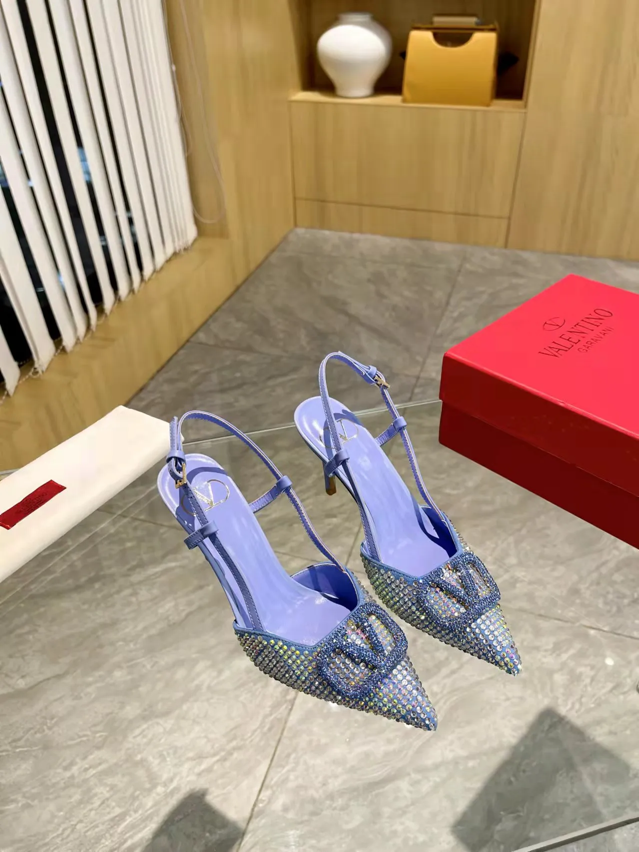 👟👟Ex-factory price 440👟👟 Genuine leather sole + 40 Kloesch diamond buckle Valentino.Valentino big v buckle single shoes ㊙️Latest series of counter genuine version with perfect details. Authentic products are made one to one. All details are consistent with genuine ones. The upper foot is very pedicure type. The key point is that it is very good and easy to control. It does not wear the feet and does not tire the feet. It is a walking artifact. The last shape is completely compared to the counter. The details are perfect. It is impossible to make such an exquisite product without the original version. Exclusive molded brass color. The highest version on the market. Fabric: imported sheepskin, lining and foot pads are all sheepskin. Color: 13 colors available. Sizes (34 to 42). Customized size 34 and 42. Non-returnable and non-exchangeable. Heel height: 7CM. Rubber sole. Genuine leather sole +40